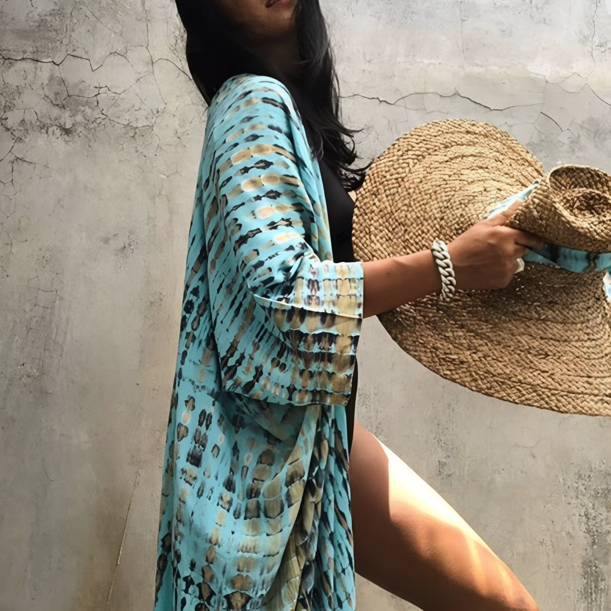 Kimono de plage Imprimé Ligné mise en scène avec chapeau - Noir - Vert Armée - Vert Intense - Bleu Marine - Bleu Ciel - Vert Emeraude - Bleu Cyan - Rouge - Jaune