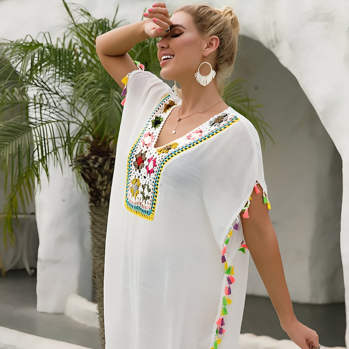 Tunique de Plage à Pompons mise en scène avec modèle - Blanc - Noir
