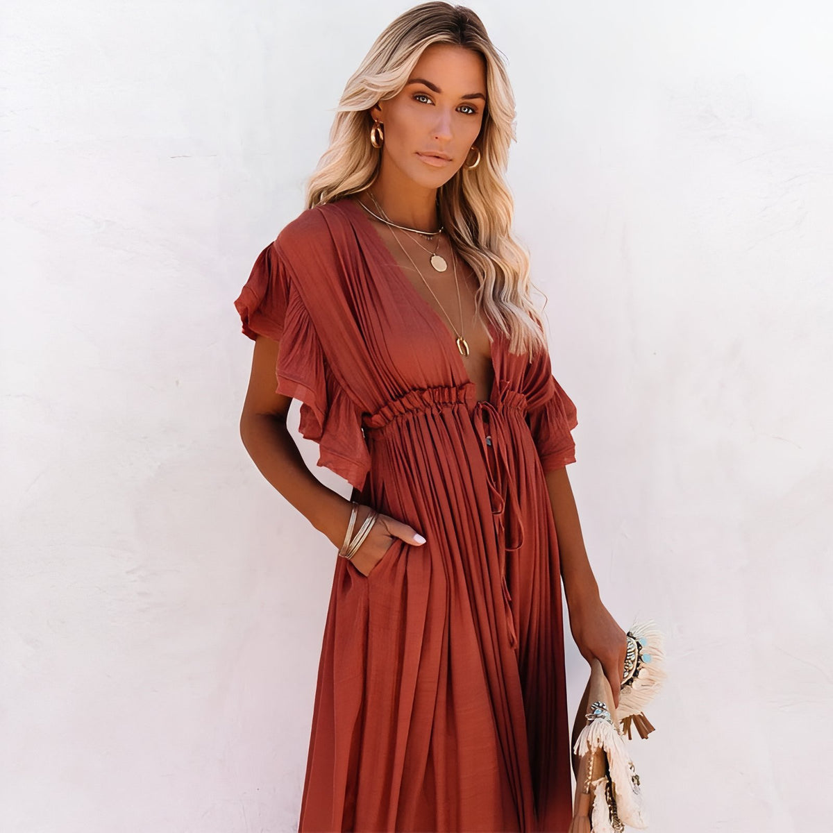 Robe de Plage Style Oversize portée avec accessoires - Bleu - Lavande - Noir - Rouge Brique - Gris - Vert Clair - Vert Foncé - Rose Clair - Blanc - Beige