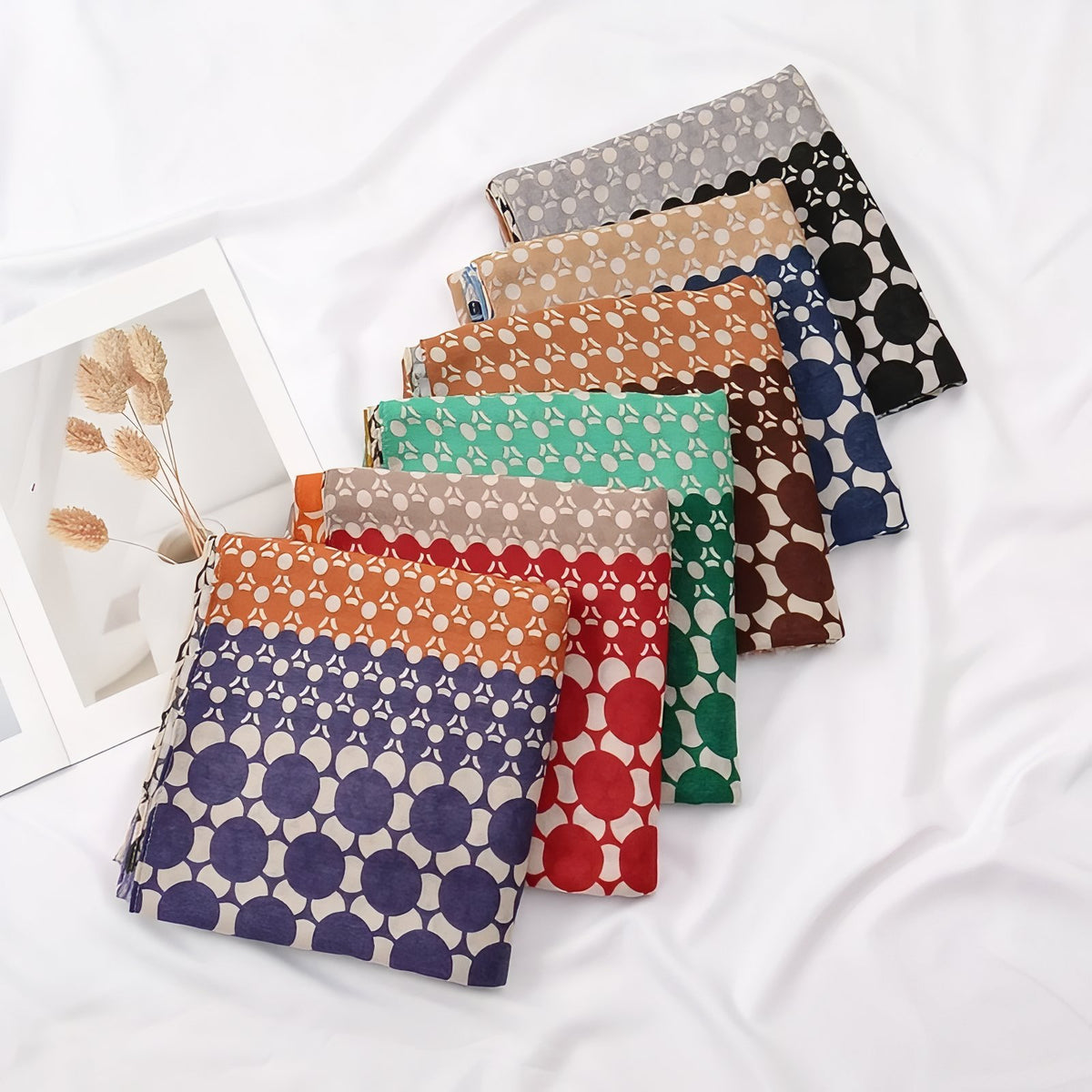 Chèche Couleurs Patchwork huit articles alignés - Beige et Bleu Pâle - Vert Émeraude et Jaune Moutarde - Bleu Ciel et Orange Brûlé - Marron et Beige - Beige et Noir - Rouge et Orange
