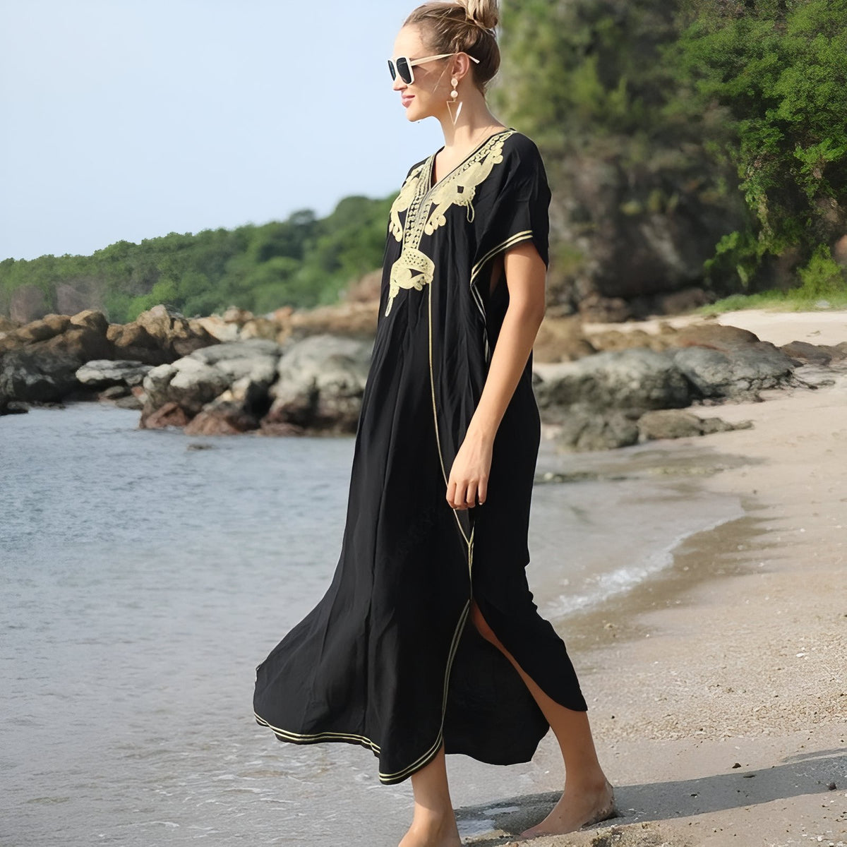 Paréo Caftan pour femme Style Oriental portée à la plage - Blanc et Violet - Noir et Doré - Blanc Motifs Bleu et Marron - Noir et Doré 2 - Blanc et Bleu - Noir et Doré 3 - Bleu Azur - Noir et Doré 4 - Blanc et Doré - Noir et Doré 5 - Indigo - Noir et Doré 6