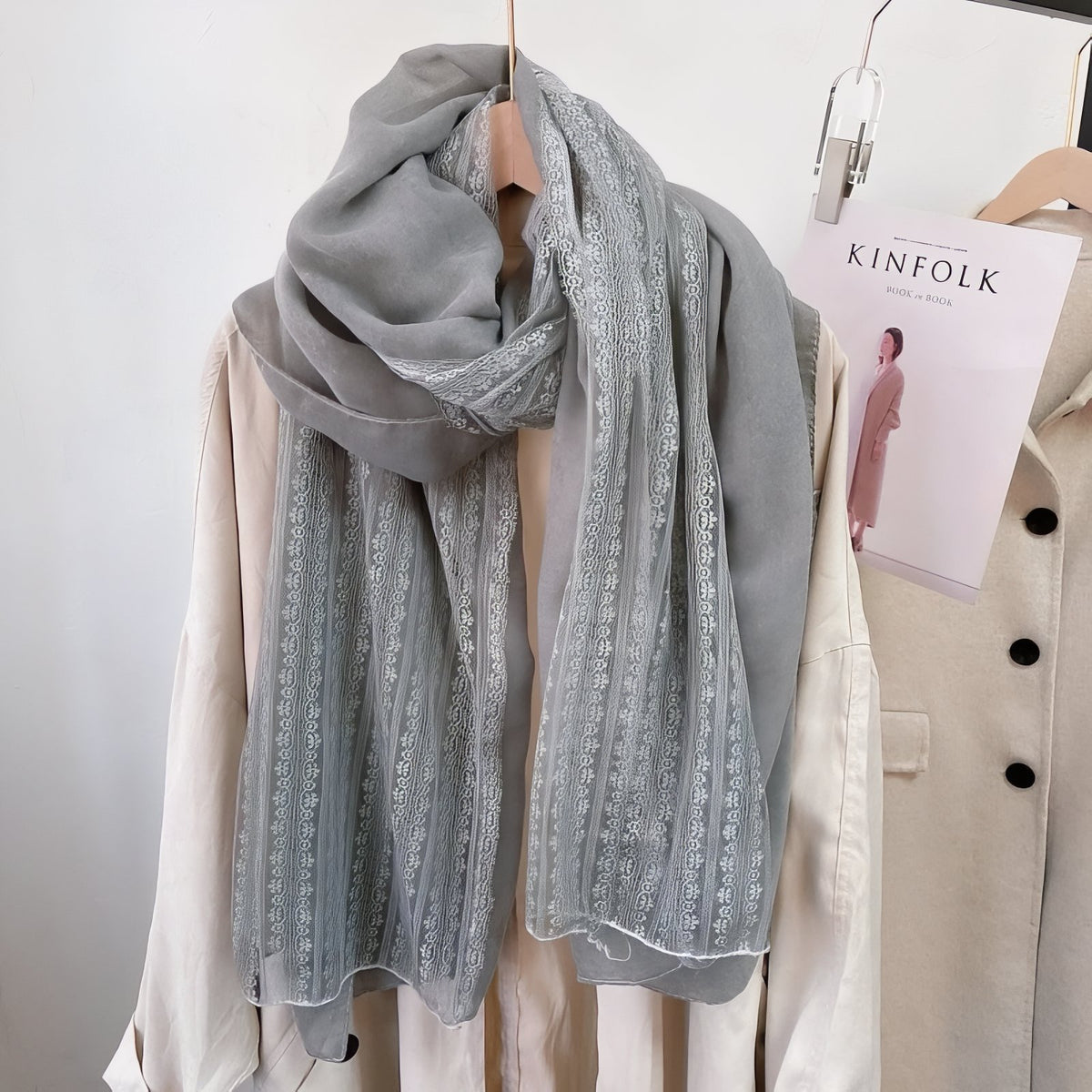 Chèche avec Dentelle portée sur un vêtement - Beige Rosé - Violet Poudré - Bleu Ciel - Taupe - Gris Foncé - Beige