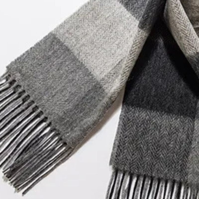 Echarpe Laine à Carreaux Homme gros plan franges - Gris et Marine - Beige et Marine - Gris et Brun - Gris et Rouge - Beige et Rouge - Gris et Bleu - Gris Foncé - Violet et Noir - Bordeaux et Gris Clair - Marron et Bleu - Gris Clair et Noir - Gris Foncé et Gris Clair - Marron et Violet - Beige et Noir - Gris et Noir - Bleu et Rouge - Bordeaux et Gris Foncé - Bordeaux et Rose