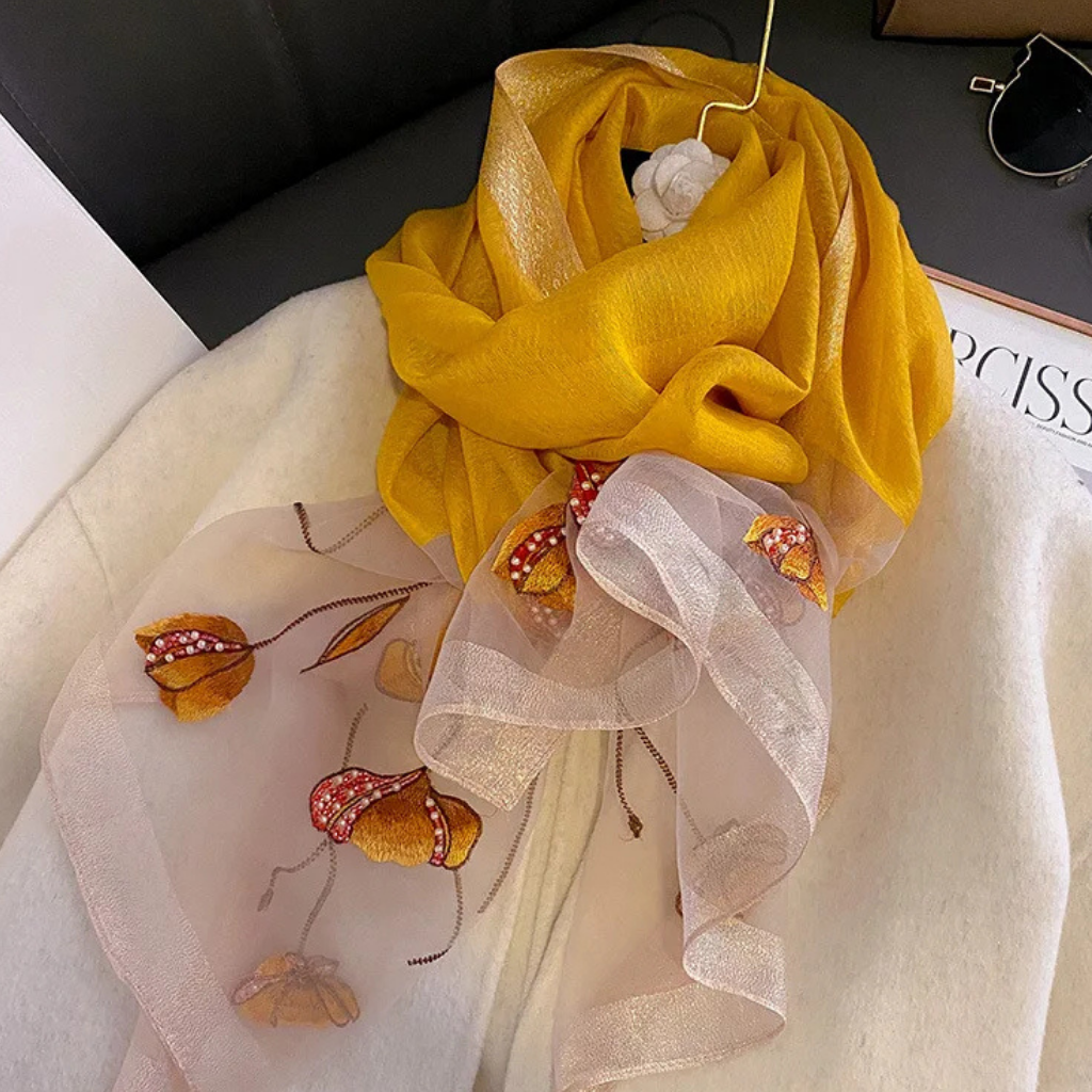 Foulard en Mousseline de Soie Femme mise en scène avec fleurs - Rouge Cerise - Noir et Jaune - Beige et Jaune - Rose Pâle et Rouge - Gris Clair et Beige - Jaune Saffran et Blanc Transparent - Vert Émeraude et Doré - Rouge Fuchsia et Doré - Bleu Nuit - Blanc Transparent et Orange - Rose Poudré et Violet