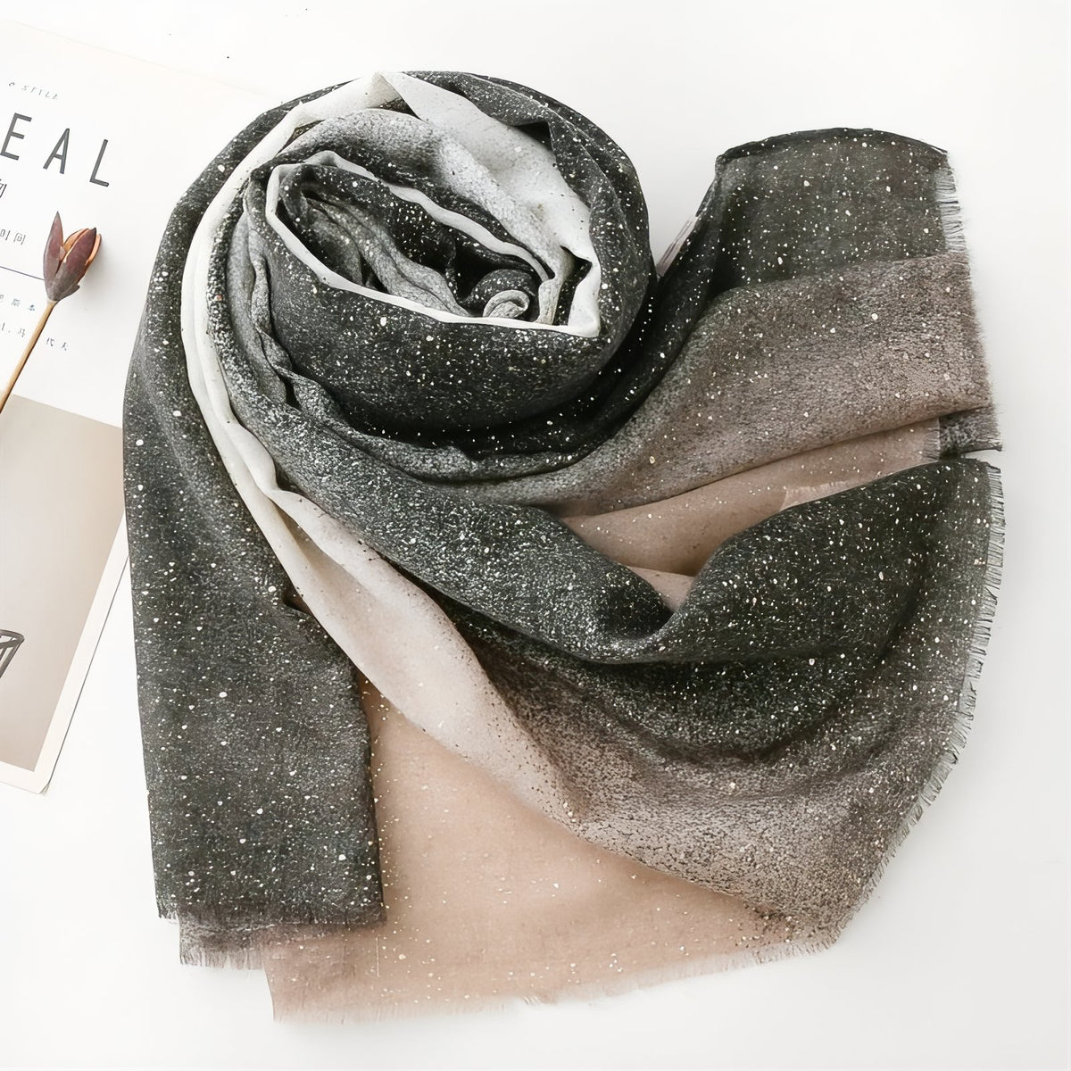 Foulard Paillettes Femme roulé sur une surface - Gris et Beige - Lavande et Rose - Rose et Pêche - Vert Émeraude et Vert Clair - Orange et Pêche - Bleu Ciel et Bleu Marine - Beige et Brun