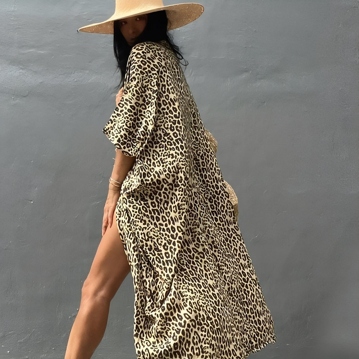 Long Kimono de Plage Imprimé Léopard portée sur le côté - Blanc - Beige - Vert