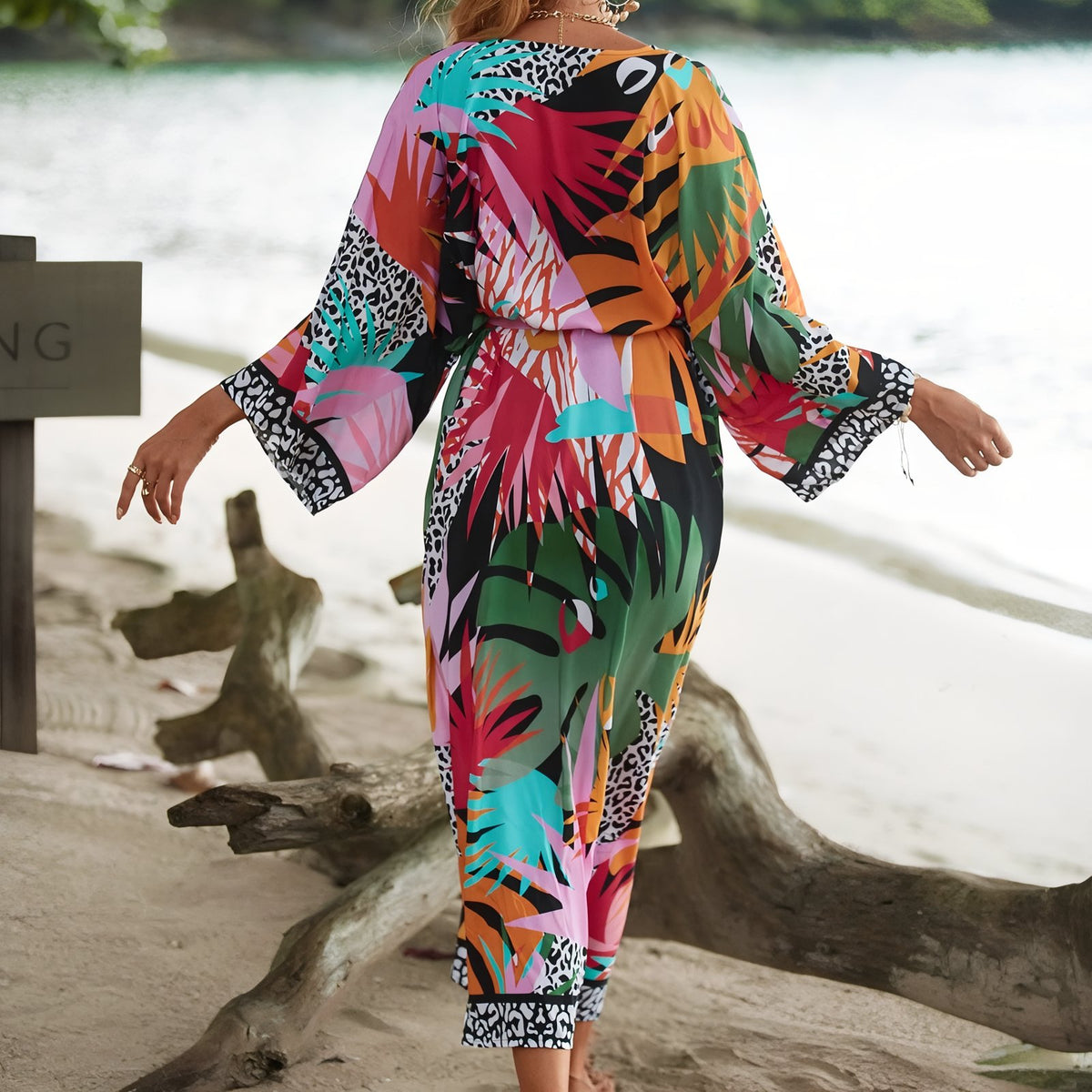 Kimono de Plage Coloré Inspiration Africaine mise en situation plage - Vert et Crème - Multicouleurs - Blanc et Coloré - Vert et Feuilles - Noir et Coloré