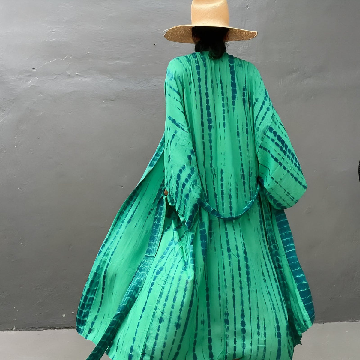 Kimono de Plage Tie and Dye Manches Longues portée avec chapeau - Jaune - Vert - Bleu Marine - Corail - Fuchsia - Lavande - Gris Anthracite - Beige - Noir - Vert Olive - Vert Emeraude - Rose Clair - Bleu Vif - Bleu Azur