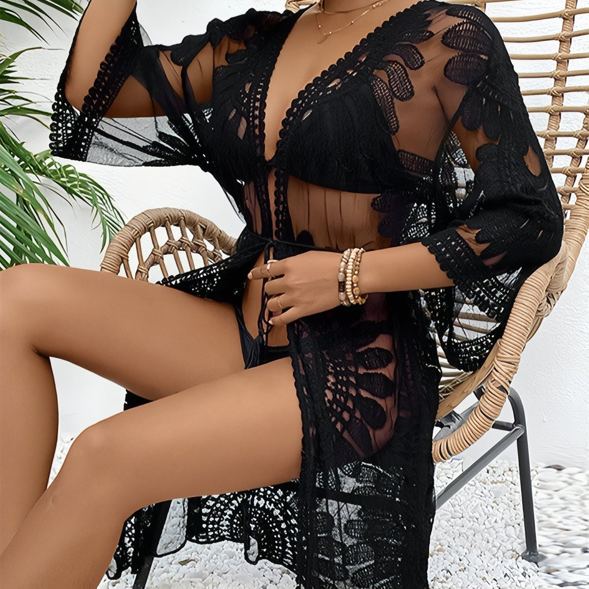 Kimono de Plage en Dentelle portée sur chaise - Noir - Blanc