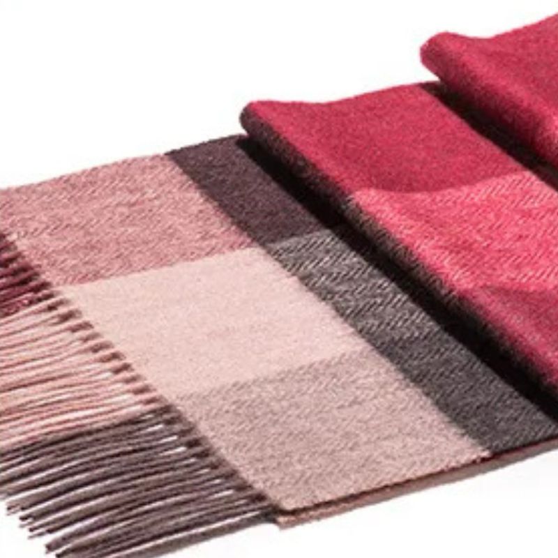 Echarpe Laine à Carreaux Homme gros plan écharpe - Gris et Marine - Beige et Marine - Gris et Brun - Gris et Rouge - Beige et Rouge - Gris et Bleu - Gris Foncé - Violet et Noir - Bordeaux et Gris Clair - Marron et Bleu - Gris Clair et Noir - Gris Foncé et Gris Clair - Marron et Violet - Beige et Noir - Gris et Noir - Bleu et Rouge - Bordeaux et Gris Foncé - Bordeaux et Rose