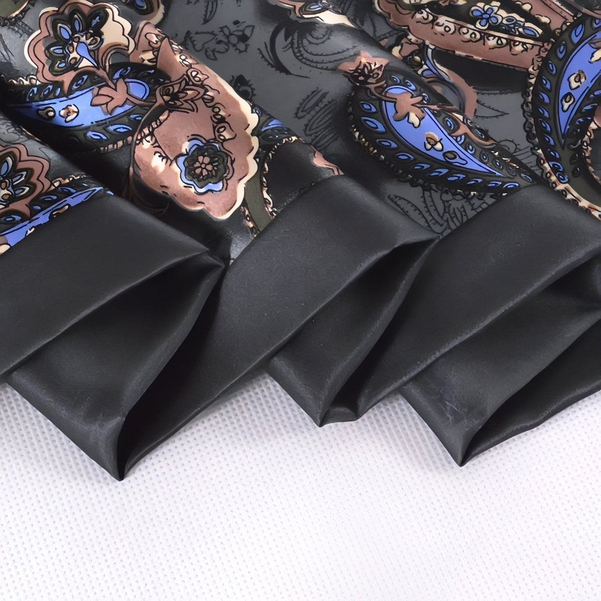 Foulard Homme Soie Luxe gros plan motif - Bordeaux et Jaune - Bleu Marine et Rouge Cerise - Bleu Nuit et Jaune Moutarde - Noir et Orange - Bordeaux et Beige - Rouge et Noir - Bleu Royal et Doré - Rouge Foncé et Vert Émeraude - Noir et Rouge Cerise - Noir et Rouge Foncé - Bleu Marine et Doré - Marron et Jaune - Gris et Bleu Ciel
