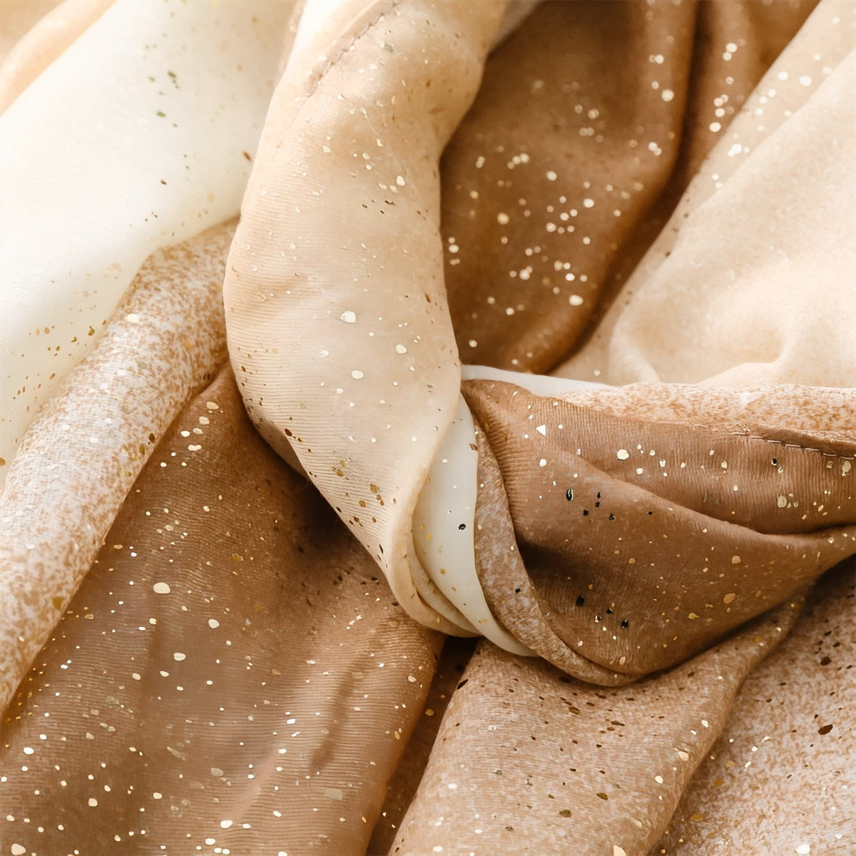 Foulard Paillettes Femme gros plan tissu pailleté - Gris et Beige - Lavande et Rose - Rose et Pêche - Vert Émeraude et Vert Clair - Orange et Pêche - Bleu Ciel et Bleu Marine - Beige et Brun