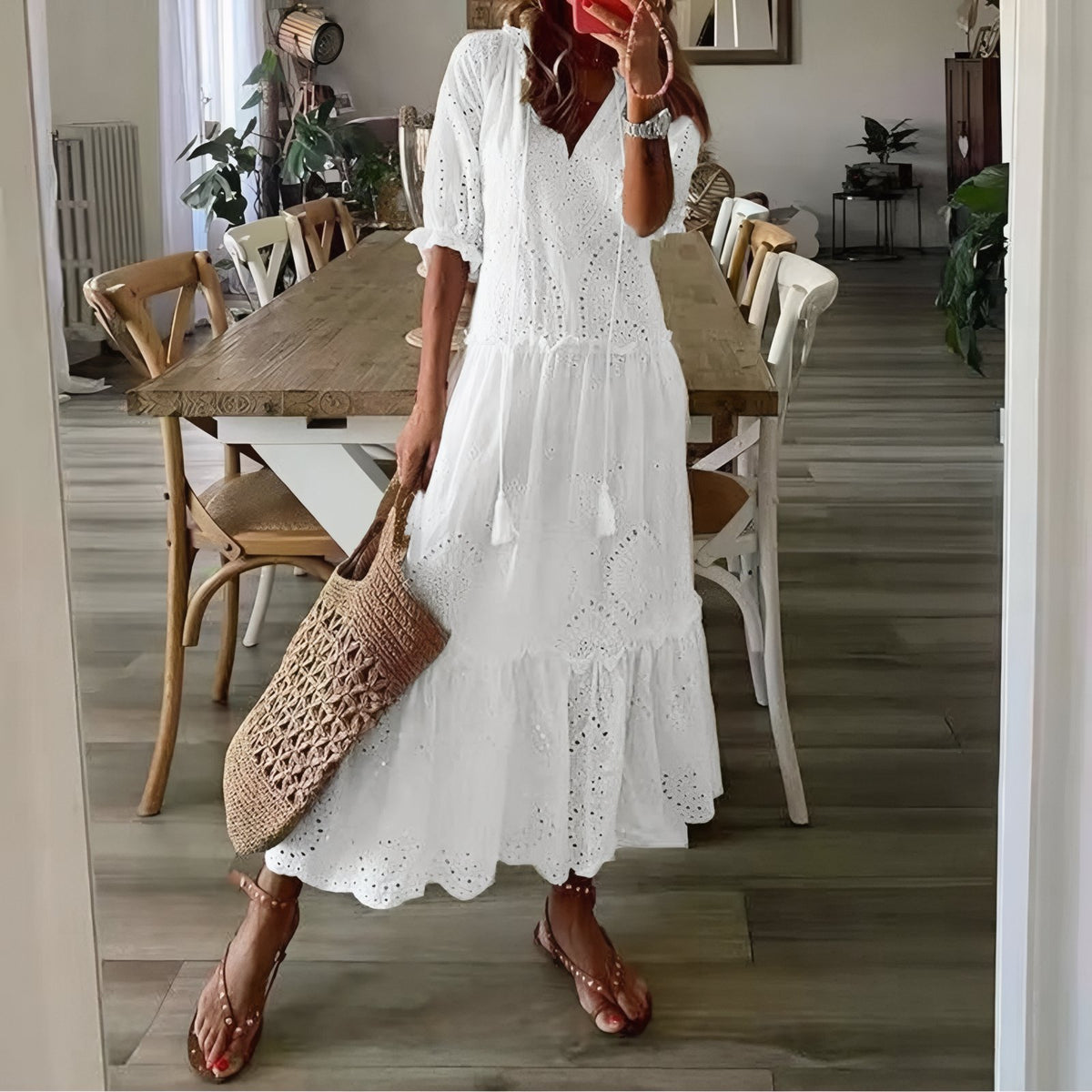 Longue Robe de Plage Blanche à Dentelles Brodées Style Bohème portée avec sac - Blanc