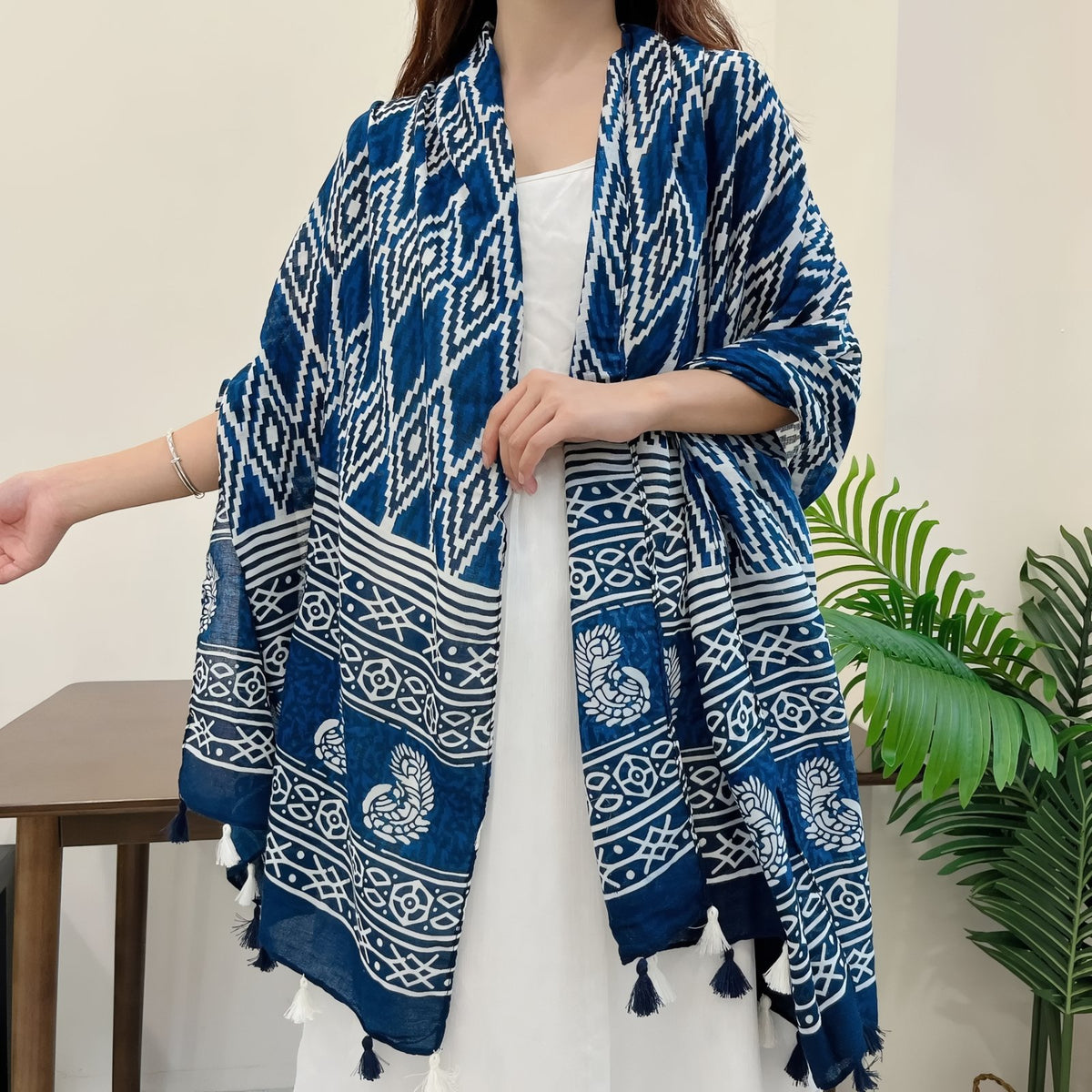 Grand Foulard Femme Bleu Marine et Blanc portée sur les épaules - Bleu Marine Rayé - Bleu Nuit et Crème - Bleu Marine et Blanc - Bleu Cobalt - Bleu Sombre