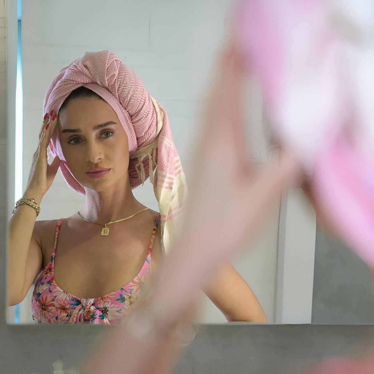 Fouta de Plage en Coton Coloré à Franges mise en scène miroir - Orange - Jaune - Rouge - Noir - Rose - Bleu Marine - Violet