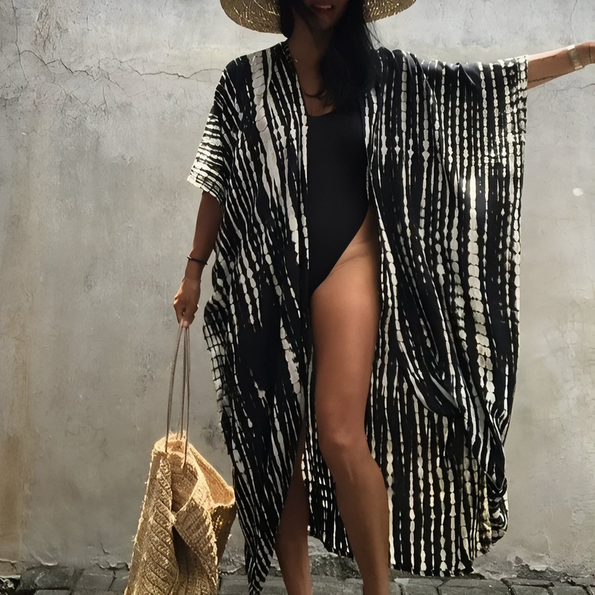 Kimono de plage Imprimé Ligné portée avec chapeau - Noir - Vert Armée - Vert Intense - Bleu Marine - Bleu Ciel - Vert Emeraude - Bleu Cyan - Rouge - Jaune