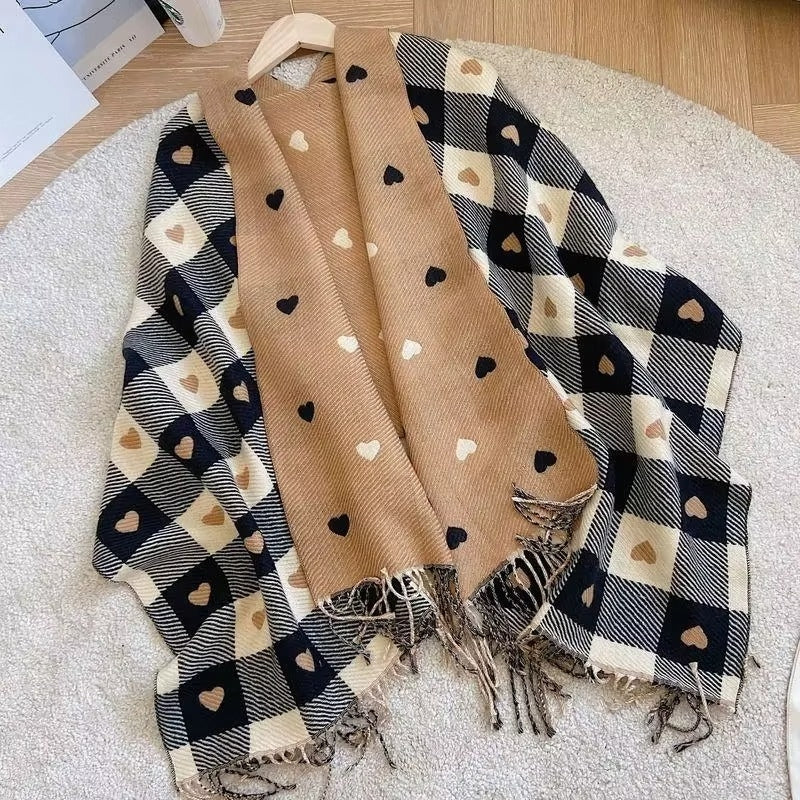 Echarpe Femme avec Coeur mise en scène sur tapis - Marron - Bleu