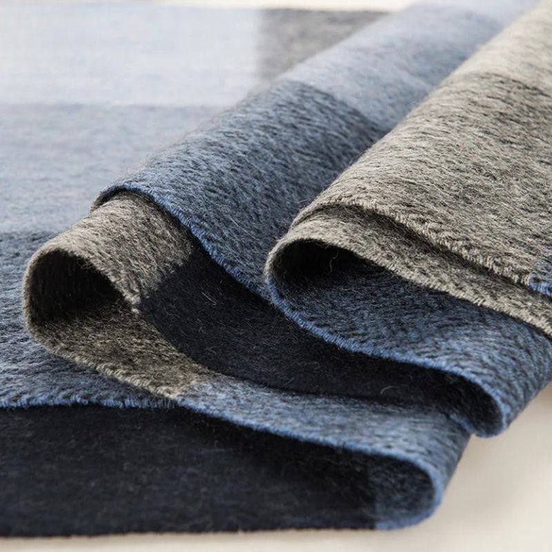 Echarpe Laine à Carreaux Homme gros plan texture laine - Gris et Marine - Beige et Marine - Gris et Brun - Gris et Rouge - Beige et Rouge - Gris et Bleu - Gris Foncé - Violet et Noir - Bordeaux et Gris Clair - Marron et Bleu - Gris Clair et Noir - Gris Foncé et Gris Clair - Marron et Violet - Beige et Noir - Gris et Noir - Bleu et Rouge - Bordeaux et Gris Foncé - Bordeaux et Rose