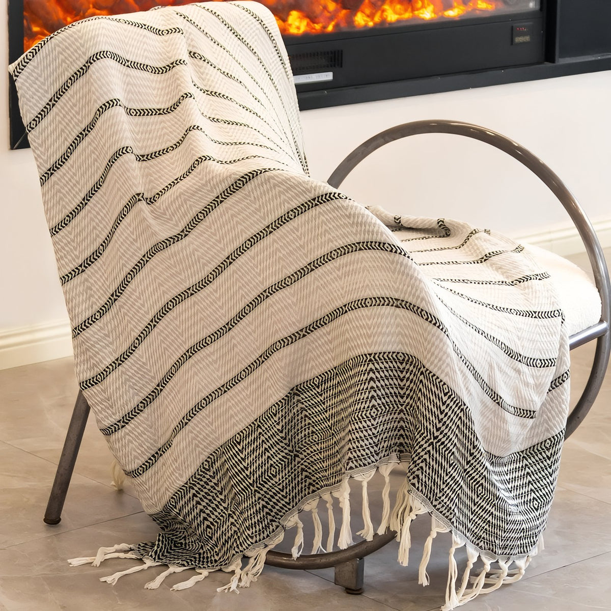 Fouta de Plage Nid d'Abeille mise en situation sur chaise - Marron - Gris - Bleu Marine