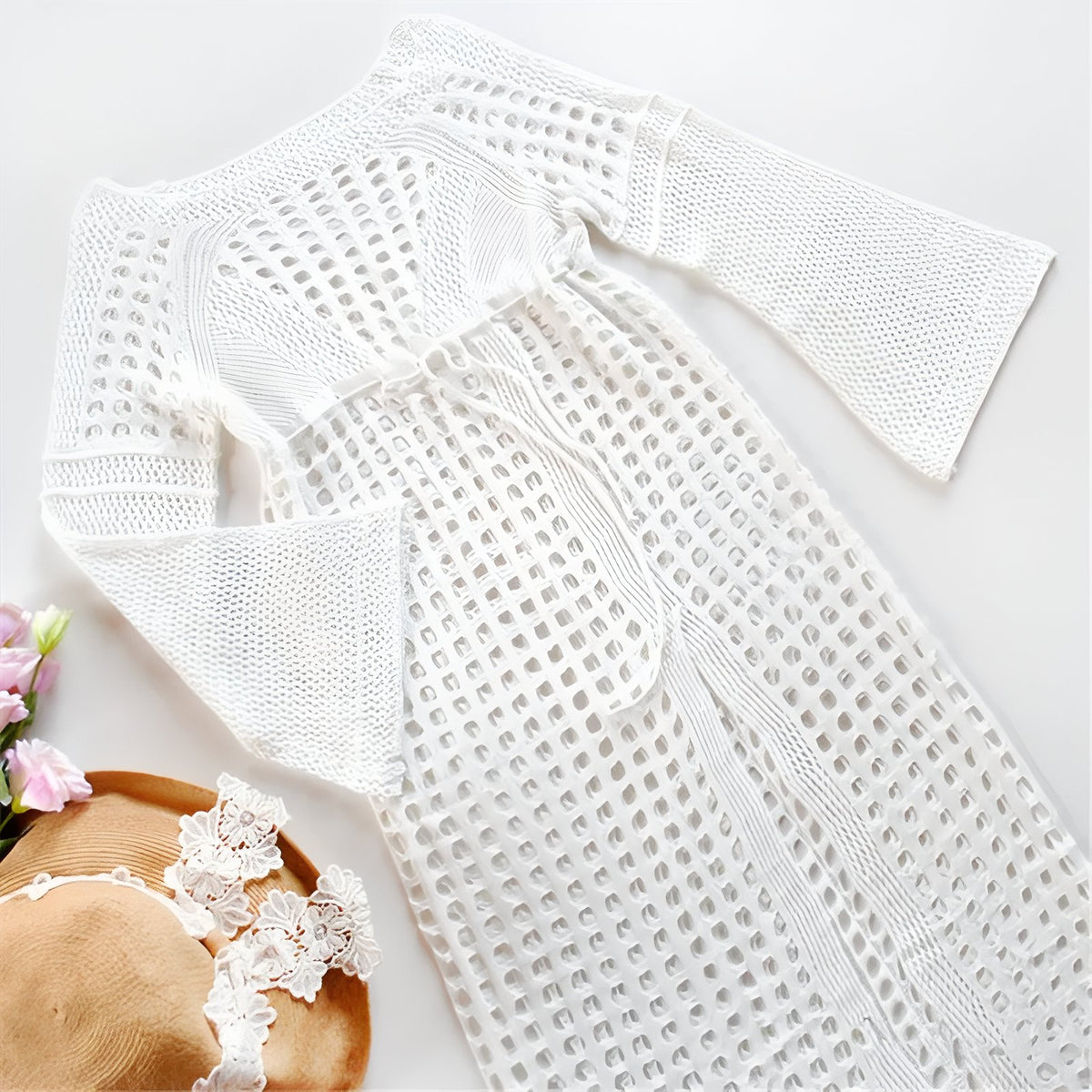 Robe Crochet de Plage Maxi Ajourée mise en scène avec chapeau - Noir - Beige - Blanc