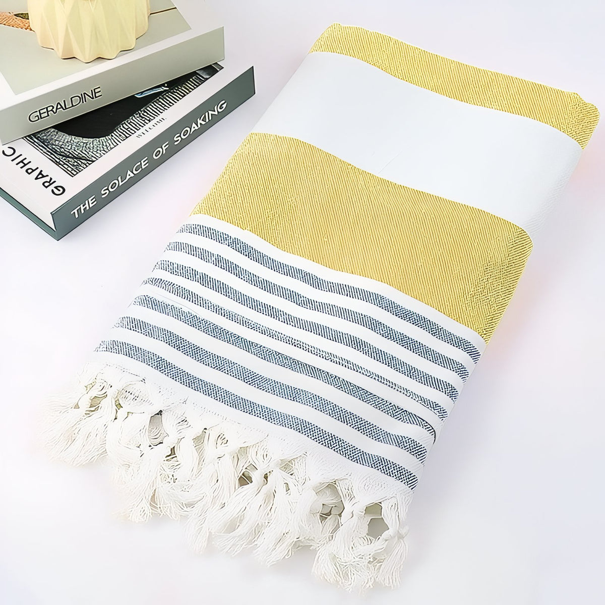 Fouta de Plage Rayé Tricolore à Franges mise en scène avec livres - Bleu - Jaune - Rose