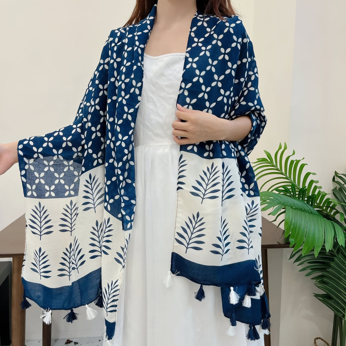 Grand Foulard Femme Bleu Marine et Blanc portée sur les épaules - Bleu Marine Rayé - Bleu Nuit et Crème - Bleu Marine et Blanc - Bleu Cobalt - Bleu Sombre