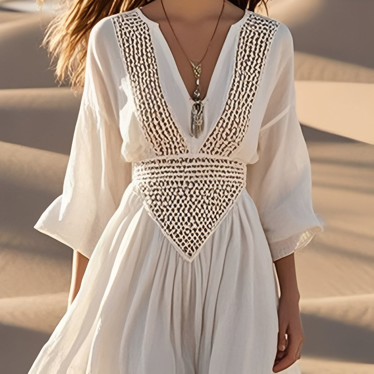Robe Bohème Longue Col V Manches Longues portée en extérieur - Blanc