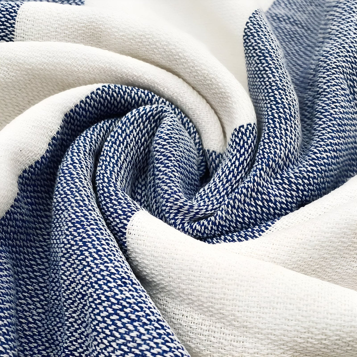 Fouta de Plage Rayé Tricolore à Franges gros plan texture tissu - Bleu - Jaune - Rose