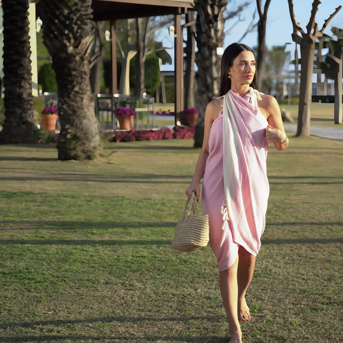 Fouta de Plage Rayures Asymétriques et Franges portée à la main - Rose - Gris - Vert - Bleu - Jaune