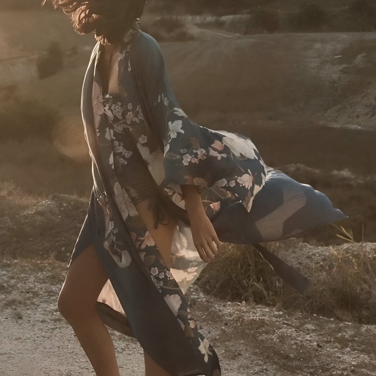 Kimono de Plage Imprimé Floral mise en scène extérieure - Bleu