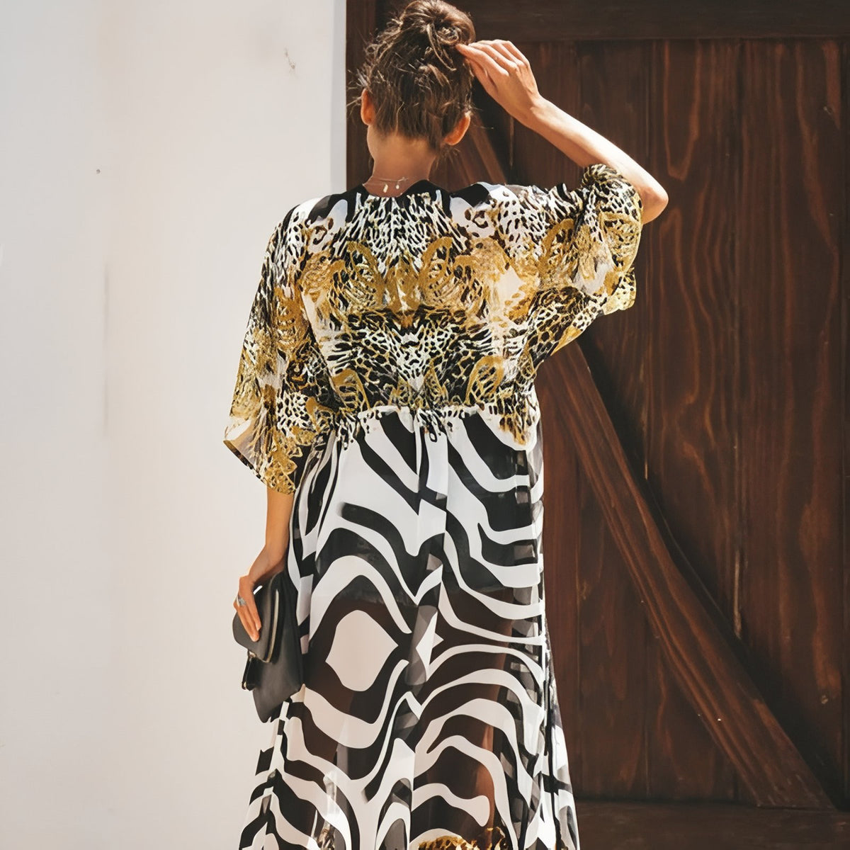 Long Kimono de Plage Léopard et Zèbre portée de dos - Léopard