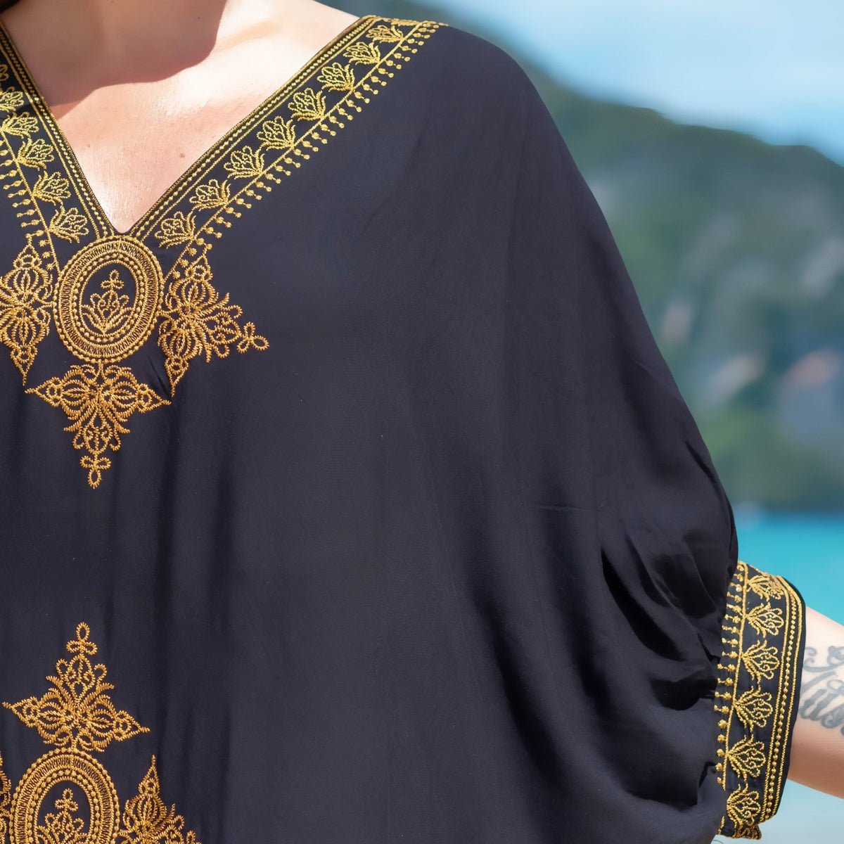 Paréo Caftan pour femme Style Oriental détail broderie dorée - Blanc et Violet - Noir et Doré - Blanc Motifs Bleu et Marron - Noir et Doré 2 - Blanc et Bleu - Noir et Doré 3 - Bleu Azur - Noir et Doré 4 - Blanc et Doré - Noir et Doré 5 - Indigo - Noir et Doré 6