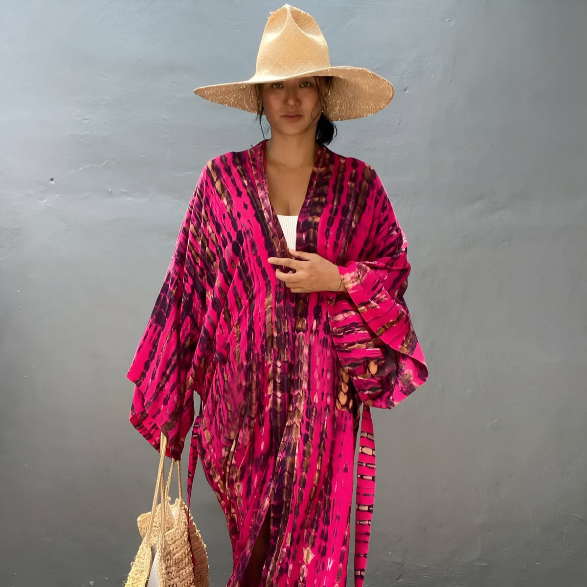 Kimono de Plage Tie and Dye Manches Longues portée avec chapeau - Jaune - Vert - Bleu Marine - Corail - Fuchsia - Lavande - Gris Anthracite - Beige - Noir - Vert Olive - Vert Emeraude - Rose Clair - Bleu Vif - Bleu Azur