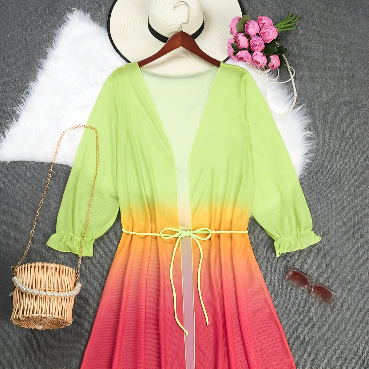 Longue Robe Kimono de Plage Transparente Flashy mise en scène avec accessoires - Jaune et Rose