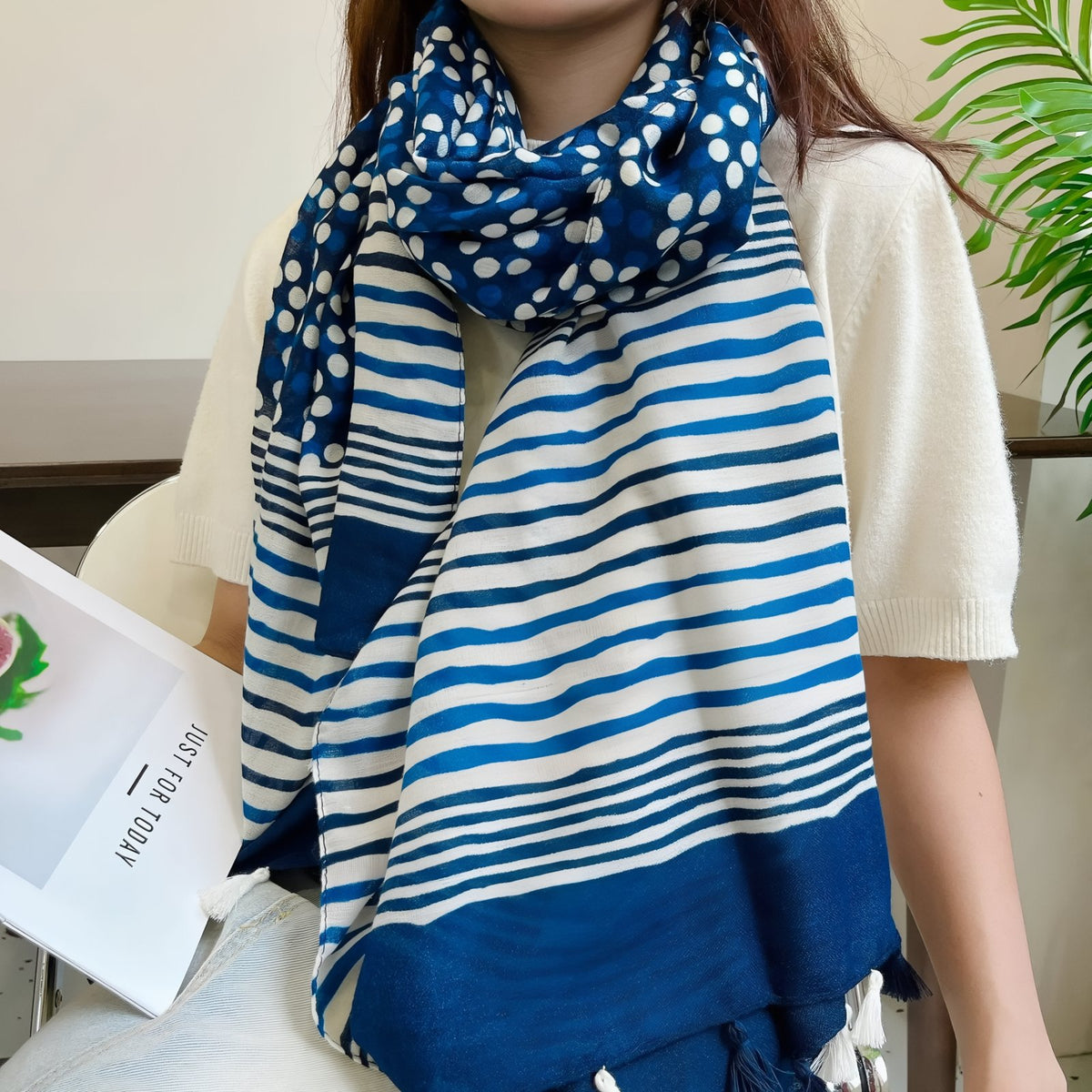 Grand Foulard Femme Bleu Marine et Blanc portée autour du cou - Bleu Marine Rayé - Bleu Nuit et Crème - Bleu Marine et Blanc - Bleu Cobalt - Bleu Sombre