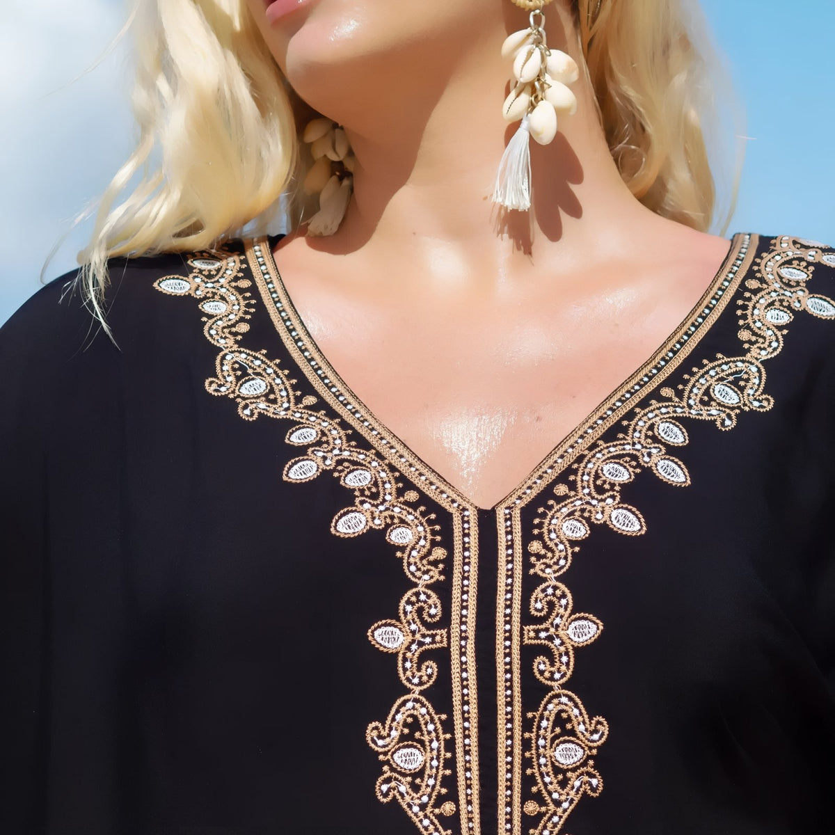 Paréo Caftan pour femme Style Oriental détail col brodé - Blanc et Violet - Noir et Doré - Blanc Motifs Bleu et Marron - Noir et Doré 2 - Blanc et Bleu - Noir et Doré 3 - Bleu Azur - Noir et Doré 4 - Blanc et Doré - Noir et Doré 5 - Indigo - Noir et Doré 6