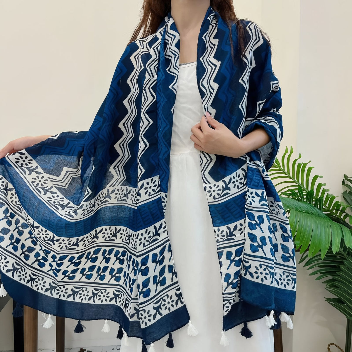Grand Foulard Femme Bleu Marine et Blanc portée sur les épaules - Bleu Marine Rayé - Bleu Nuit et Crème - Bleu Marine et Blanc - Bleu Cobalt - Bleu Sombre
