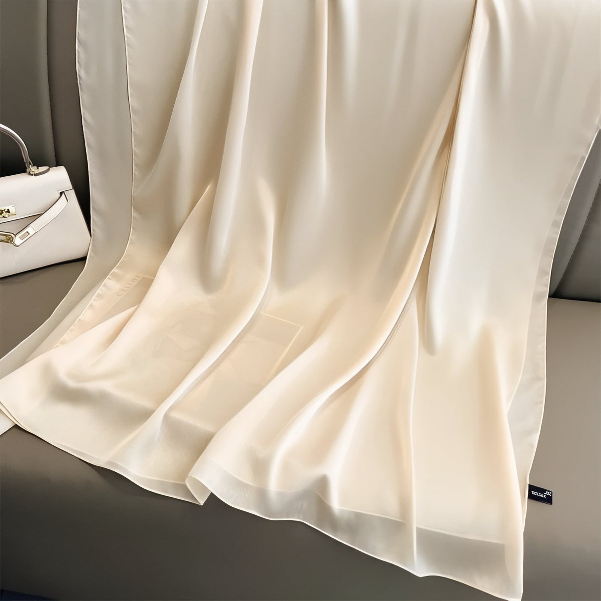Etole Mousseline Mariage mise en scène sur canapé - Beige Crème - Blanc Satiné - Bleu Pâle - Gris Foncé - Bleu Céleste - Gris Clair - Bleu Doux - Corail Doux - Vert Pâle - Noir Satiné