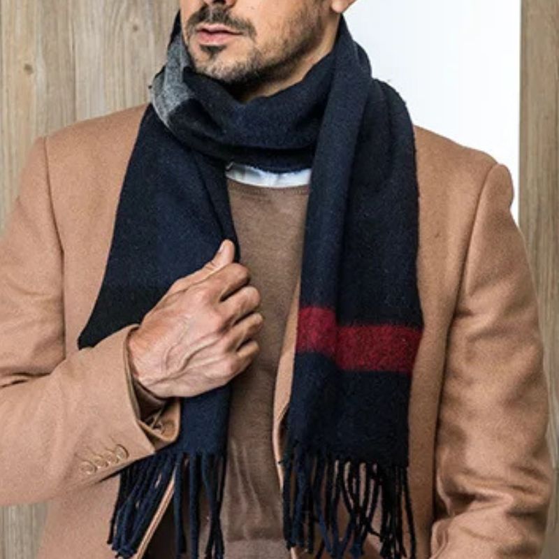 Echarpe Laine à Carreaux Homme portée autour du cou - Gris et Marine - Beige et Marine - Gris et Brun - Gris et Rouge - Beige et Rouge - Gris et Bleu - Gris Foncé - Violet et Noir - Bordeaux et Gris Clair - Marron et Bleu - Gris Clair et Noir - Gris Foncé et Gris Clair - Marron et Violet - Beige et Noir - Gris et Noir - Bleu et Rouge - Bordeaux et Gris Foncé - Bordeaux et Rose