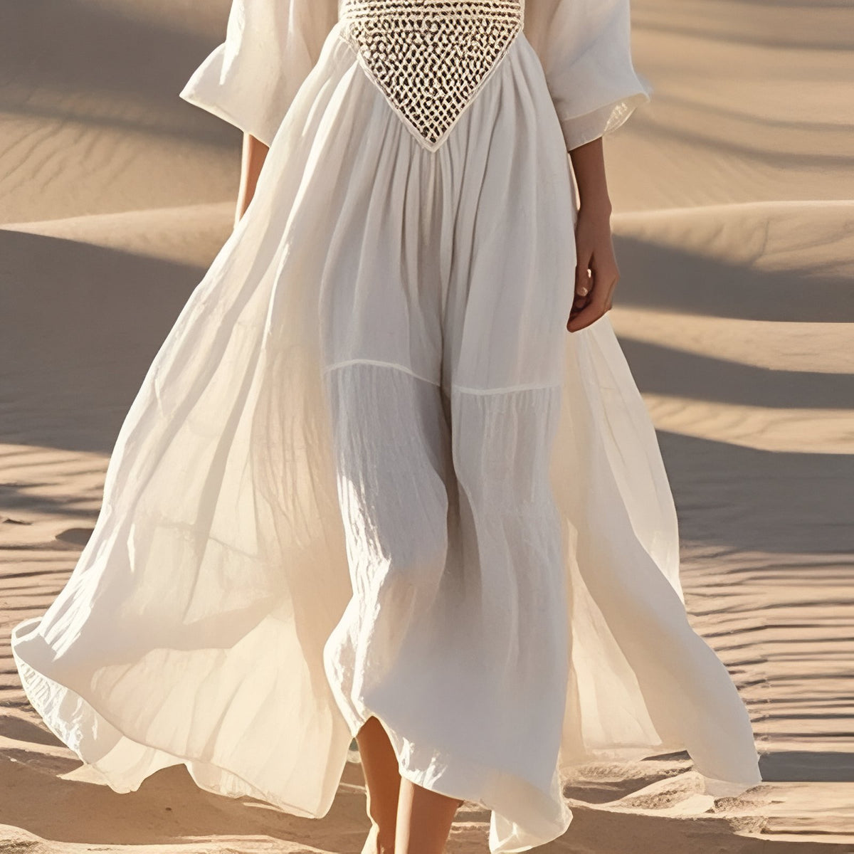 Robe Bohème Longue Col V Manches Longues portée dans le sable - Blanc