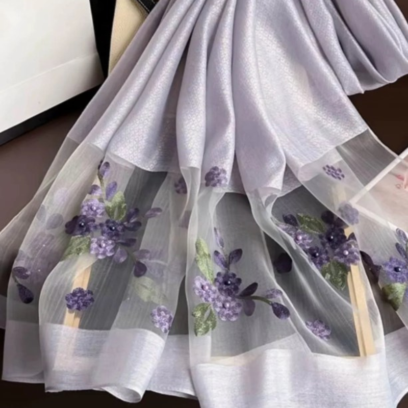 Foulard Brodé Fleurs détail broderie fleurs - Blanc - Beige - Bleu - Rouge - Rose - Violet - Jaune - Lilas