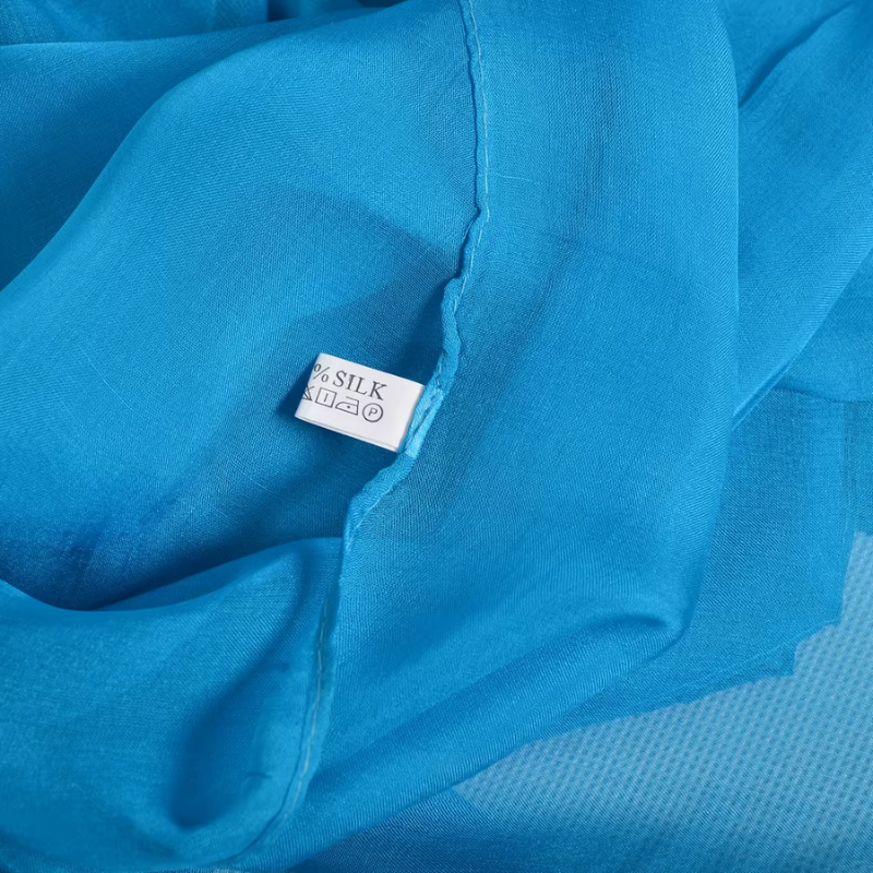 Foulard Soie Femme Chic gros plan étiquette - Bleu Clair - Vert Émeraude - Jaune Moutarde - Bleu Ciel - Fuchsia - Noir - Taupe - Bleu Électrique - Bordeaux - Lavande