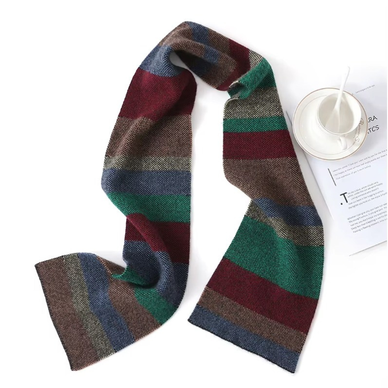 Écharpe Laine Fine Homme mise en scène avec tasse - Patchwork Foncé - Patchwork Clair