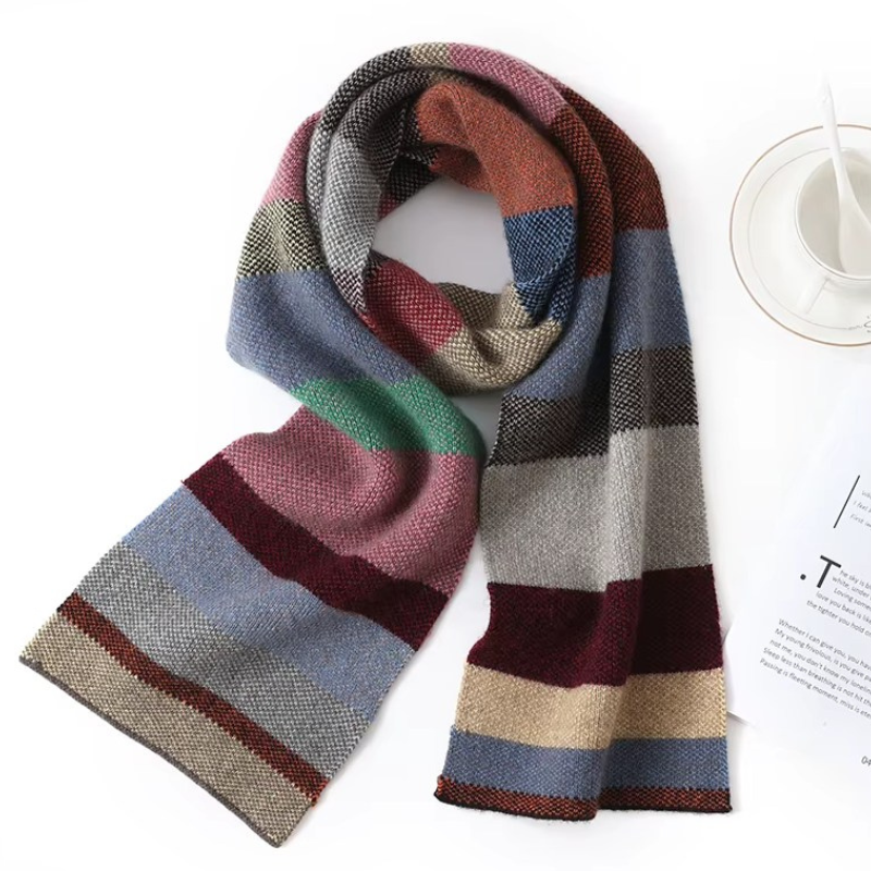 Écharpe Laine Fine Homme mise en situation avec tasse - Patchwork Foncé - Patchwork Clair