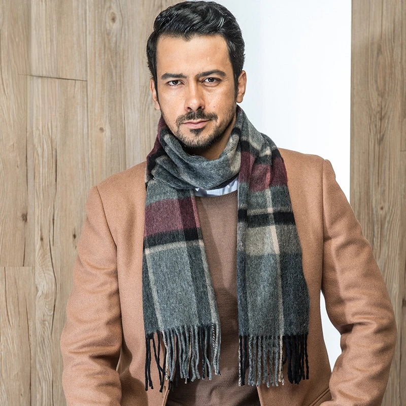 Echarpe Laine à Carreaux Homme portée autour du cou - Gris et Marine - Beige et Marine - Gris et Brun - Gris et Rouge - Beige et Rouge - Gris et Bleu - Gris Foncé - Violet et Noir - Bordeaux et Gris Clair - Marron et Bleu - Gris Clair et Noir - Gris Foncé et Gris Clair - Marron et Violet - Beige et Noir - Gris et Noir - Bleu et Rouge - Bordeaux et Gris Foncé - Bordeaux et Rose