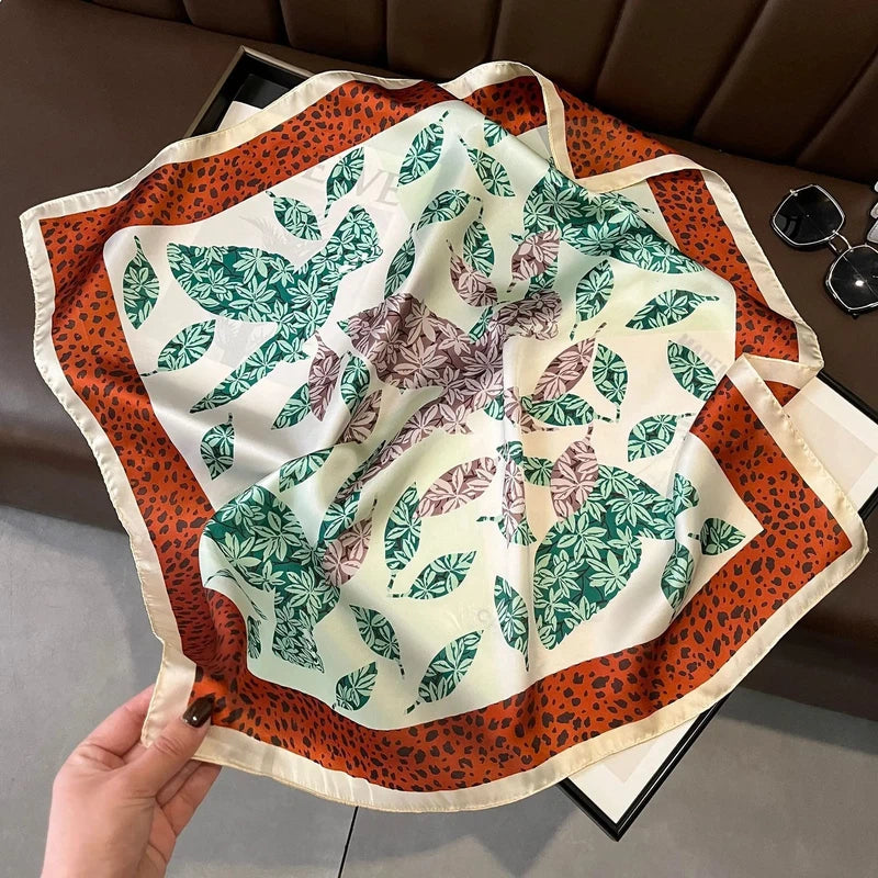 Foulard Mousseline Imprimé Léopard Rouge et Crème 70x70cm