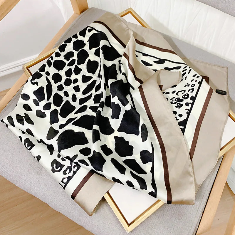 Foulard Mousseline Imprimé Léopard Blanc et Taupe 70x70cm