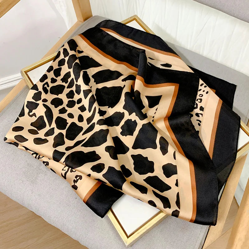 Foulard Mousseline Imprimé Léopard Crème et Noir 70x70cm