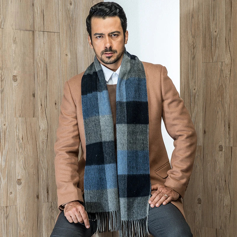 Echarpe Laine à Carreaux Homme portée autour du cou - Gris et Marine - Beige et Marine - Gris et Brun - Gris et Rouge - Beige et Rouge - Gris et Bleu - Gris Foncé - Violet et Noir - Bordeaux et Gris Clair - Marron et Bleu - Gris Clair et Noir - Gris Foncé et Gris Clair - Marron et Violet - Beige et Noir - Gris et Noir - Bleu et Rouge - Bordeaux et Gris Foncé - Bordeaux et Rose