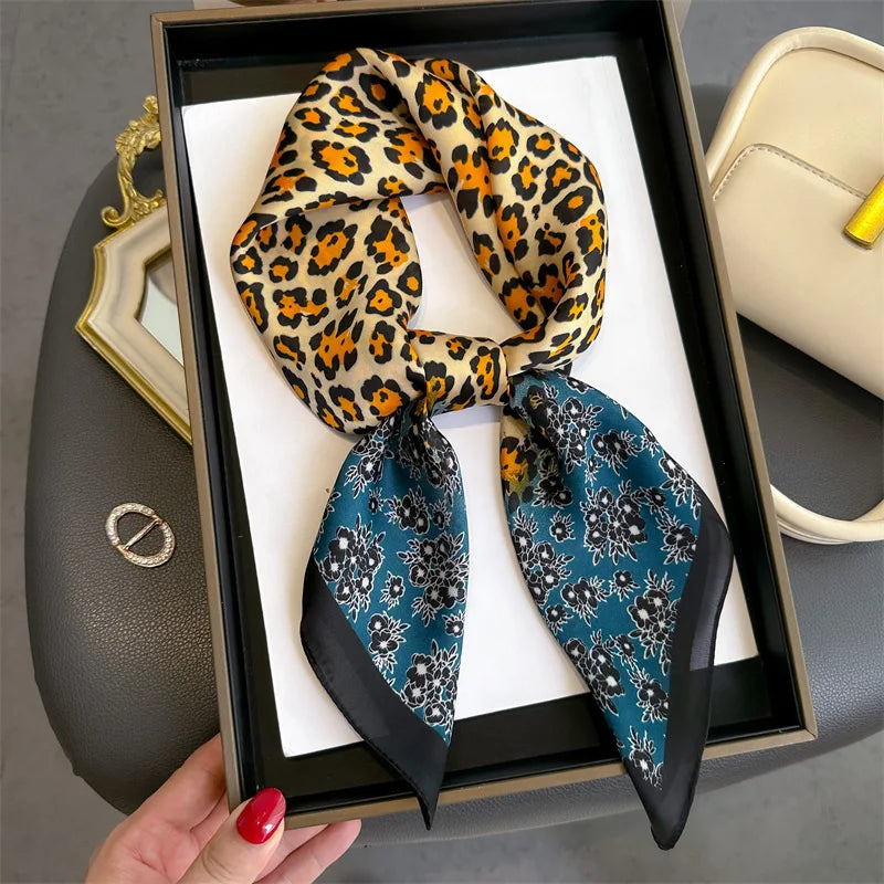 Foulard Mousseline Imprimé Léopard Orange et Turquoise 70x70cm